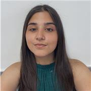 Estudiante que imparte clase de ciencias